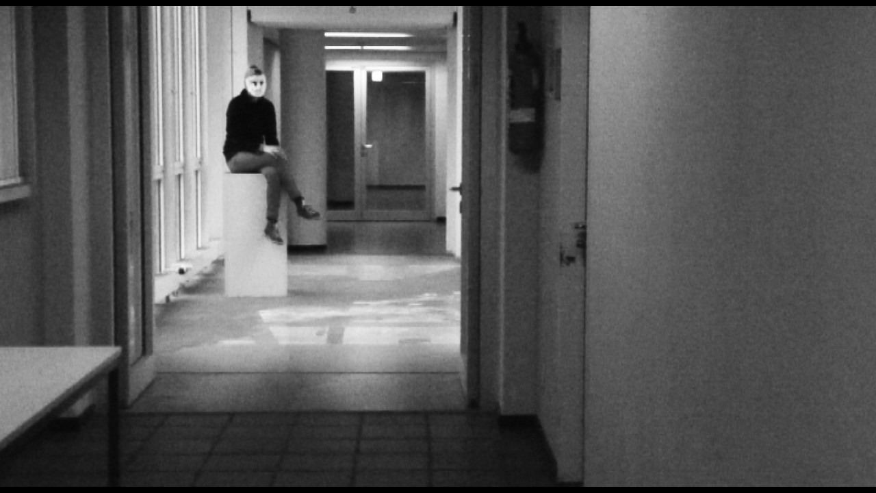 The picture is shwoing a still from the videoart Gast by the artist Sandra Miriam Ehlen