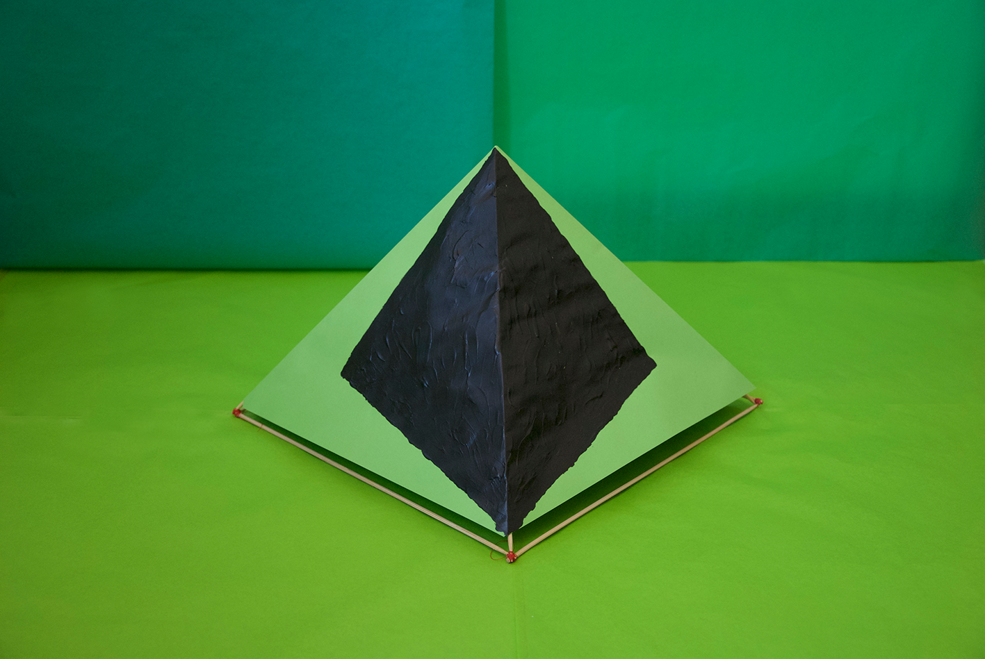 The foto is showing the sculpture Aunt Shanti's Corner by the artist Sandra Miriam Ehlen