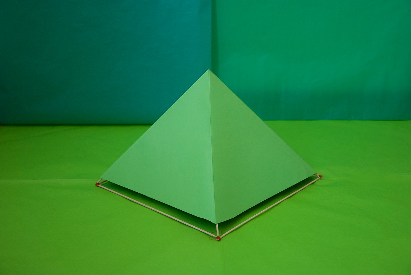 The foto is showing the sculpture Aunt Shanti's Corner by the artist Sandra Miriam Ehlen